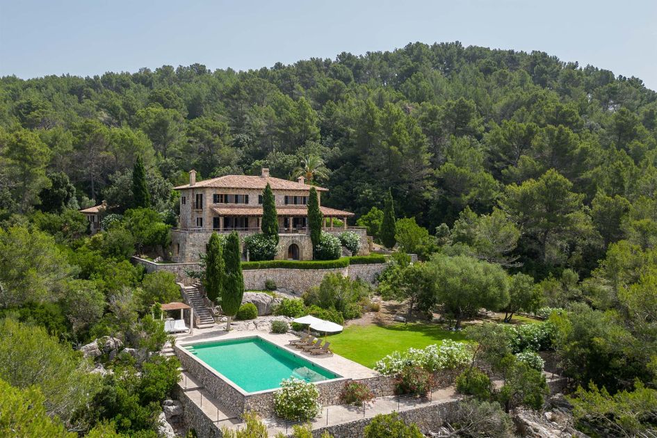 Drone shot of Villa Can Tramuntana, with the surrounding nature in the background.