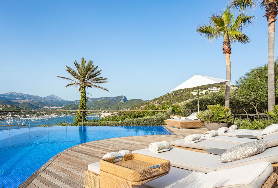 View over the swimming pool of Villa Minerva from its terrace, with the view of Port Andratx in the background. 