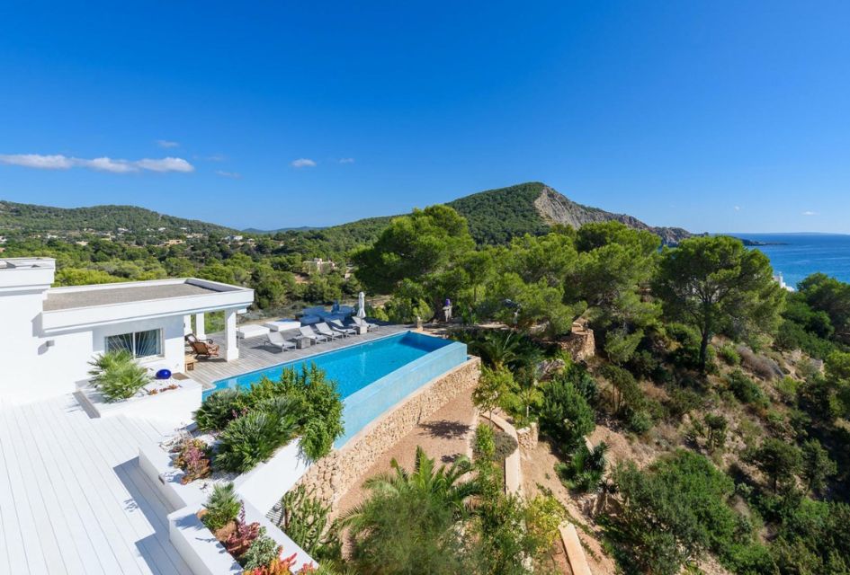 The luxury villa infinity pool at Casa Blanca Jondal in Ibiza, looking out across the hills and out to sea.