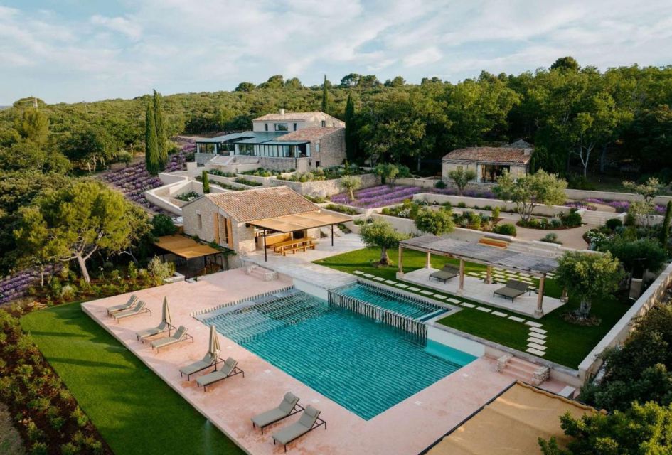 Provençal villa Les Hauts de Gordes, one of the top luxury villas with swimming pool benefits in France.