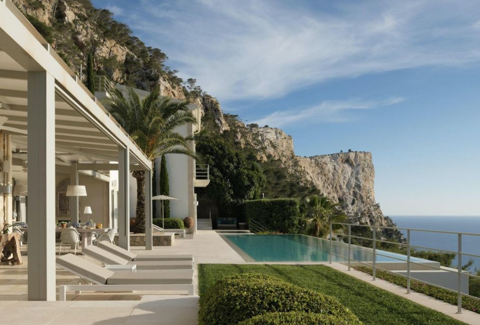 The cliffside luxury villa with a swimming pool looking out at the ocean: Villa Luz Del Sol, Mallorca.